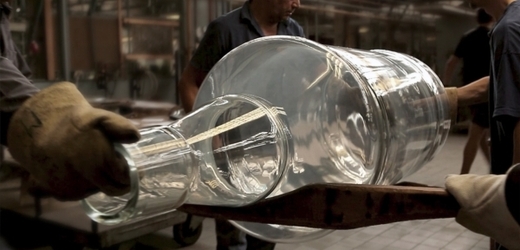Čeští skláři udělali největší láhev na whisky na světě.