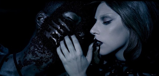 Lady Gaga v reklamě na nový parfém.