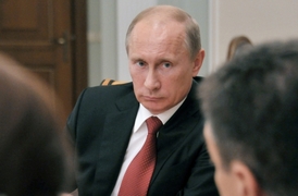 Prezident Putin naslouchá svým úředníkům ohledně případu Pussy Riot.