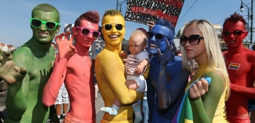 Pochod gayů a leseb Prague Pride přilákal přes deset tisíc lidí.