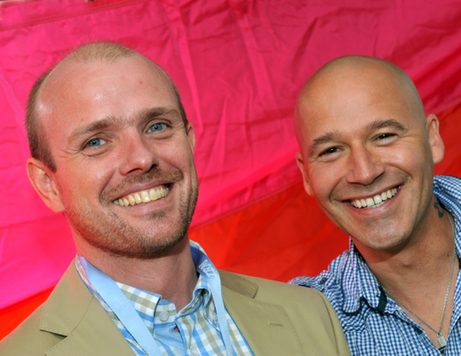 Ředitel festivalu Prague Pride Czeslaw Walek (vlevo) se známým moderátorem Janem Musilem na tiskové konferenci k zahájení akce.