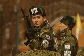 Jihokorejští vojáci na stráži u demilitarizované zóny.