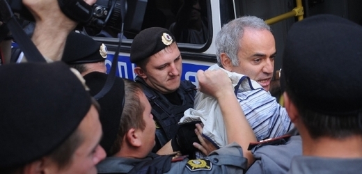 Kritiku procesu s Pussy Riot si šachový velmistr Kasparov nenechal pro sebe. Šup s ním do lochu!
