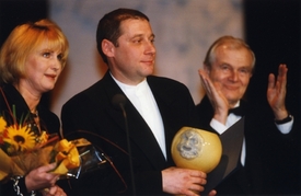 Tomáš Töpfer a Eliška Balzerová při obdržení ceny Thálie v roce 1998.