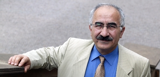 Yekta Uzunoglu, turecký lékař a podnikatel.