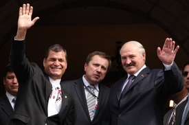 Lukašenko (vpravo) se svým ekvádorským protějškem Correou: "Evropa nám může..."