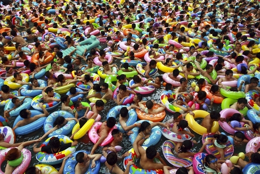 Doslova hlava na hlavě byla kvůli vedrům i v Číně: snímek zachycuje bazén v jednom z měst v jihozápadní provincii Sečuan. (Foto: ČTK/AP)