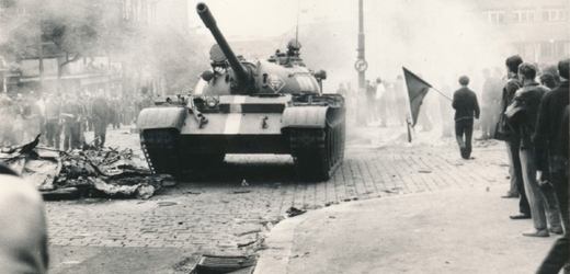 Srpen 1968 a tanky v ulicích Prahy.