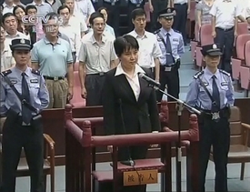 Podle veřejnosti byla žena, která stanula v pondělí před soudem na místě Ku Kchaj-laj, podstatně silnější.