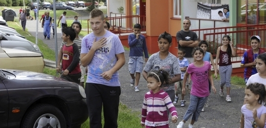 Na snímku je část ulice Dukelských hrdinů na sídlišti Horní Maršov, které se vyhláška týká, v popředí většinou romské děti.