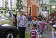 Na snímku je část ulice Dukelských hrdinů na sídlišti Horní Maršov, které se vyhláška týká, v popředí většinou romské děti.