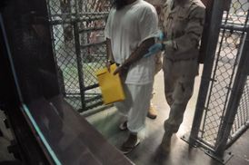 Stráž vyvádí vězně z Campu 6 na Guantánamu.