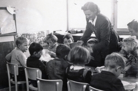 Mateřská škola byla v padesátých letech samozřejmostí a místo bylo pro všechny děti.