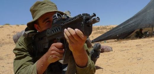 Příslušník izraelské jednotky Krakal, v níž slouží společně muži a ženy.