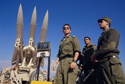 Izraelští vojáci a protiletadlové střely. 