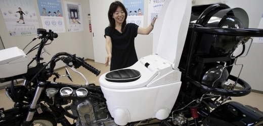 Motocyklová tříkolka se záchodem místo sedla. A s pohonem na bioplyn. 
