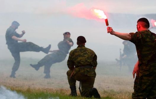 Ruští vojenští námořníci cvičí boj zblízka.
