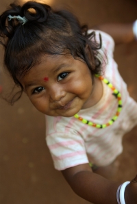 Díky osvětové kampani a přísným kontrolám se v Indii zase rodí více dívek.