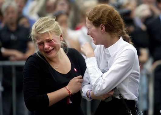 Ženy pláčí při vzpomínce v Oslu na Breivikovy oběti.