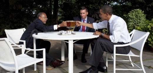 Prezident Barack Obama (vpravo) se svými hosty na pivu v Bílém domě.