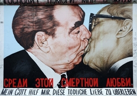 Procítěný soudružský polibek sovětského vůdce Leonida Brežněva s Erichem Honeckerem vešel do dějin popkultury.
