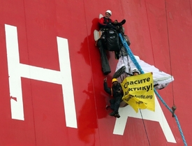 Díky dobrým zásobám hodlají členové Greenpeace zůstat na plošině několik dní.