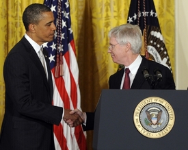 Velvyslanec Crocker (vpravo) v roce 2009 dostal nejvyšší americké civilní vyznamenání