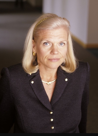 Prezidentka a generální ředitelka počítačové společnosti IBM Virginia Romettyová je na patnáctém místě. V prvním roce své funkce vymyslela pětiletou strategii, jak firmu udržet na trhu a tvrdí, že IBM je na dobré cestě vydělat do roku 2015 až 20 miliard dolarů. Ve společnosti začínala v 80. letech jako systémový inženýrka.