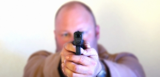 Muž po banální autonehodě ohrožoval své okolí zbraní a střílel (ilustrační foto).