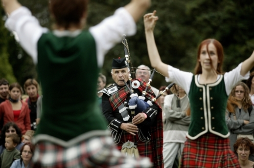 Návštěvníci se učili skotské tance.