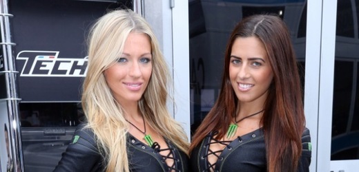 Hosteska Gabriela Kořínková (vlevo) se svou britskou kolegyní Sarah Fairley permanentně rozdávají úsměvy.
