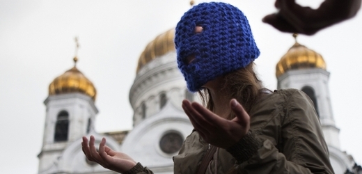 Pussy Riot měly při vystoupení v moskevském chrámu na hlavách kukly. Tři performeky policie stejně identifikovala a zatkla, zbylé dvě jsou na útěku.
