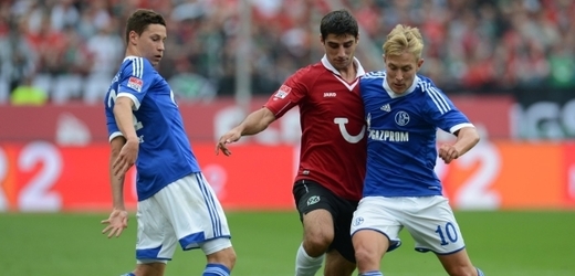 Fotbalisté Schalke zahájili novou sezonu německé ligy remízou 2:2. 