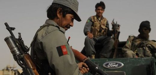 Většina příslušníků afghánských bezpečnostních sil je negramotná a fetuje. 