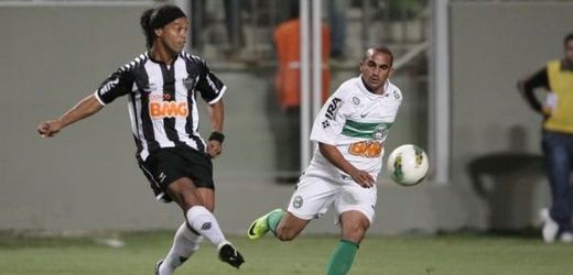 Ronaldinho (vlevo) v dresu Atlética Mineiro.