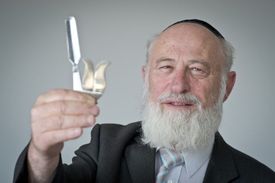 Německý rabín ukazuje nádobíčko na obřízku.
