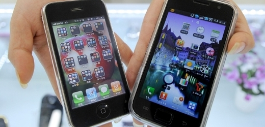 Vpravo Samsung, vlevo Apple. Spory o patenty mezi firmami nekončí.