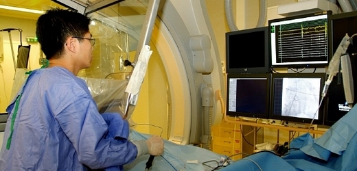 Lékař provádí elektrofyzilogické vyšetření (ilustrační foto).