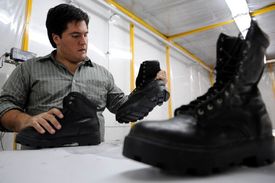 Boty vyráběné v Bogotě mají více chránit nohu před nášlapnými minami.
