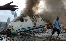 Desítky mrtvých po pádu dopravního letadla ve východním Kongu (listopad 2008). 