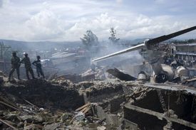 Trosky dopravního letadla v Gomě 16. dubna 2008, zahynulo 33 lidí. 