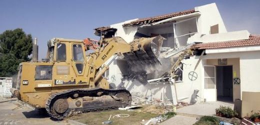 Buldozer v Izraeli boří dům (ilustrační fotografie).