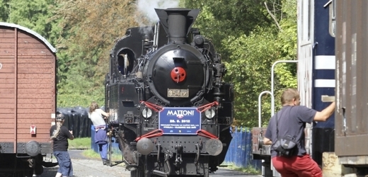 Obnovenou trať v Kyselce otevřel historický vlak.