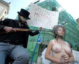 Ne veškeré počínání KMV v Kyselce lidé vítají. Aktivisté protestují proti chátrání historických lázní.