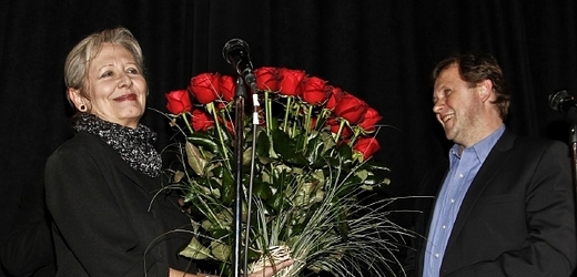 Helena Třeštíková v kině Světozor při premiéře Soukromého vesmíru. Na pódiu s ní stojí ředitel ČT Petr Dvořák.