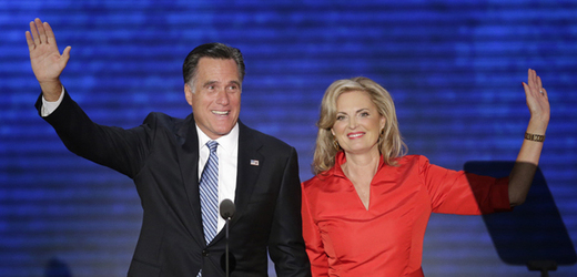 Mitt Romney s manželkou Ann. Manželky politiků zpravidla vylepšujíí svým mužům image.