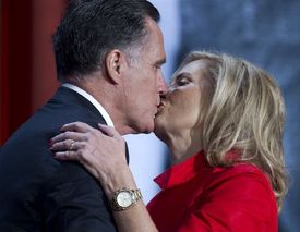 Mitt Romney při polibku s manželkou.