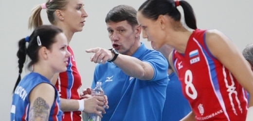 Sergej Ovčinnikov s ruskými volejbalistkami.