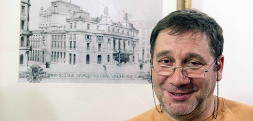 Tomáš Töpfer chce pořádný kmenový soubor. Na grafice v pozadí vinohradské divadlo.