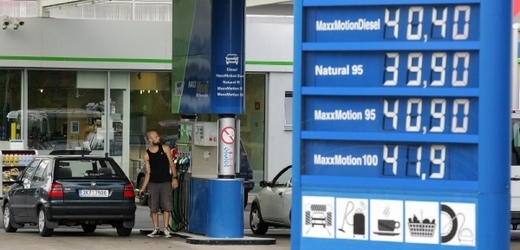 V průměru teď stojí litr benzinu 38,17 koruny, na některých stanicích cena za litr překračuje 40 korun (ilustrační foto).